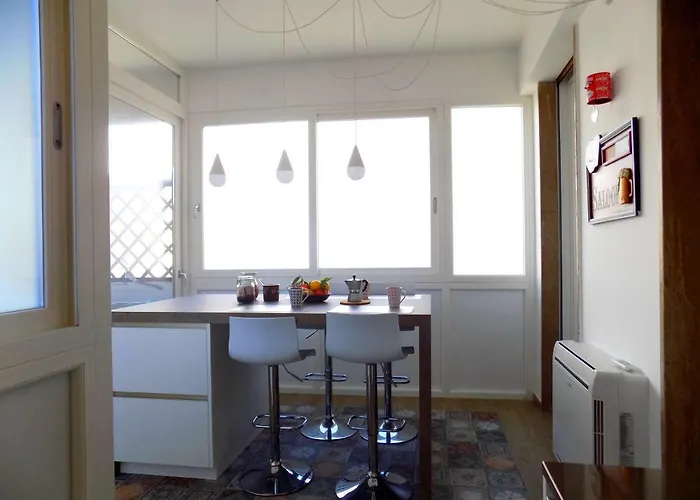 77 מלון בארי