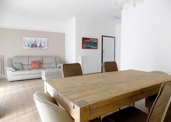 77 מלון בארי